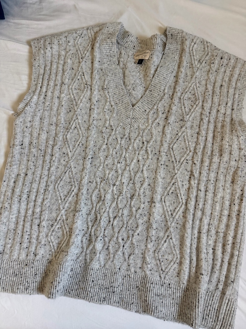 Universal Thread Women’s Speckled Light Gray Cable Knit V-Neck Sweater Vest